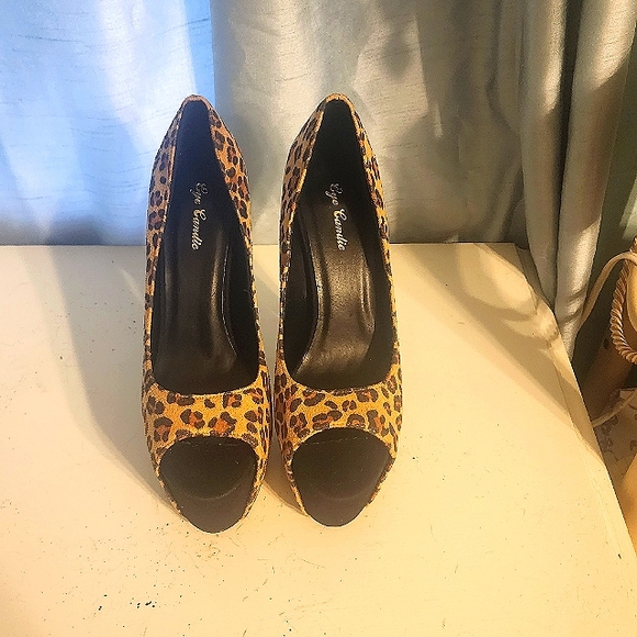 Leopard print open toe heel. - Picture 2 of 4